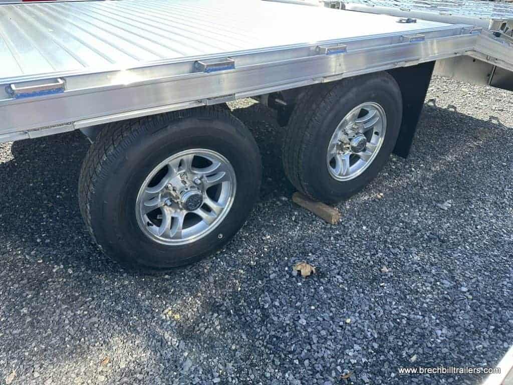 ALuminum wheels on the trailer