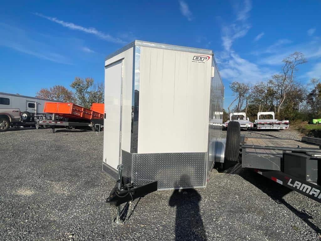 Front of a white Bravo Star trailer.