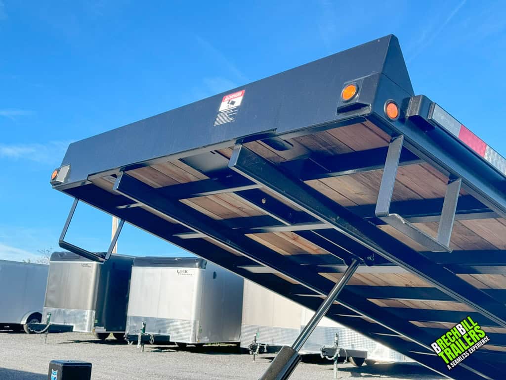 Hydraulic lift to control the tilt deck function on the Bwise THD22-15 trailer.