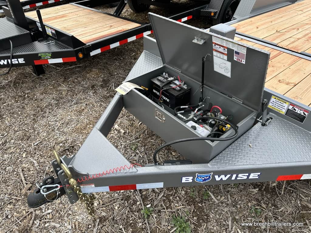 Battery box and hydraulic pump on the TH20-17