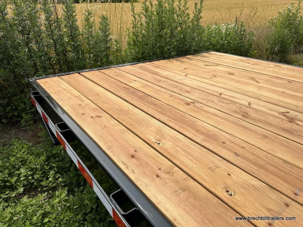 The 30ft deck on the trailer in perfect condition.