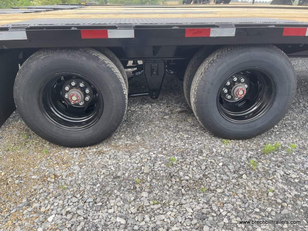 Black wheels on the gooseneck trailer.