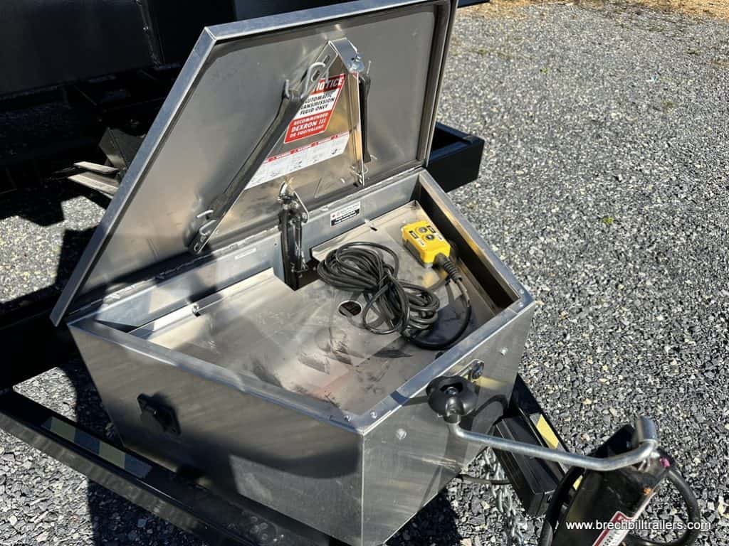 Hydraulic controls in the Southland 7K Tandem Axle Dump Trailer