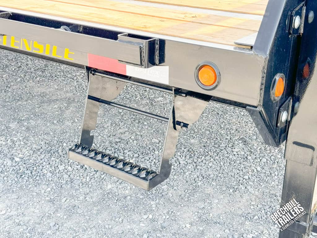 Close view of the gooseneck trailer