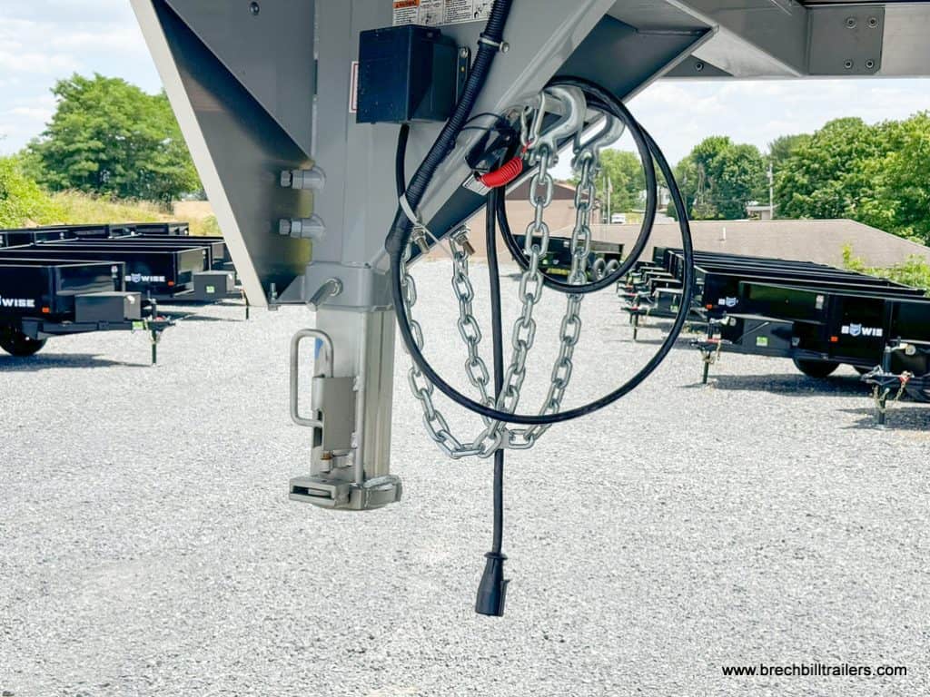 Chains and connection to the EBY 14K Maverick Gooseneck Livestock Trailer