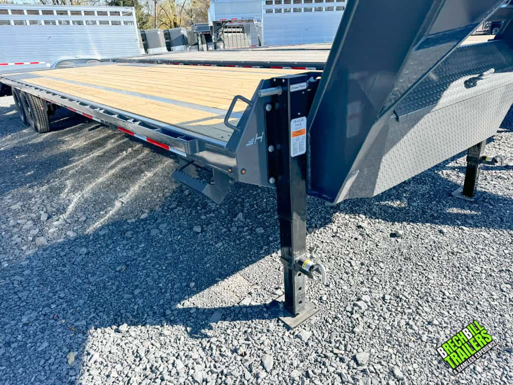 Dual jacks holding up the Horizon GN-FTZ30 gooseneck trailer