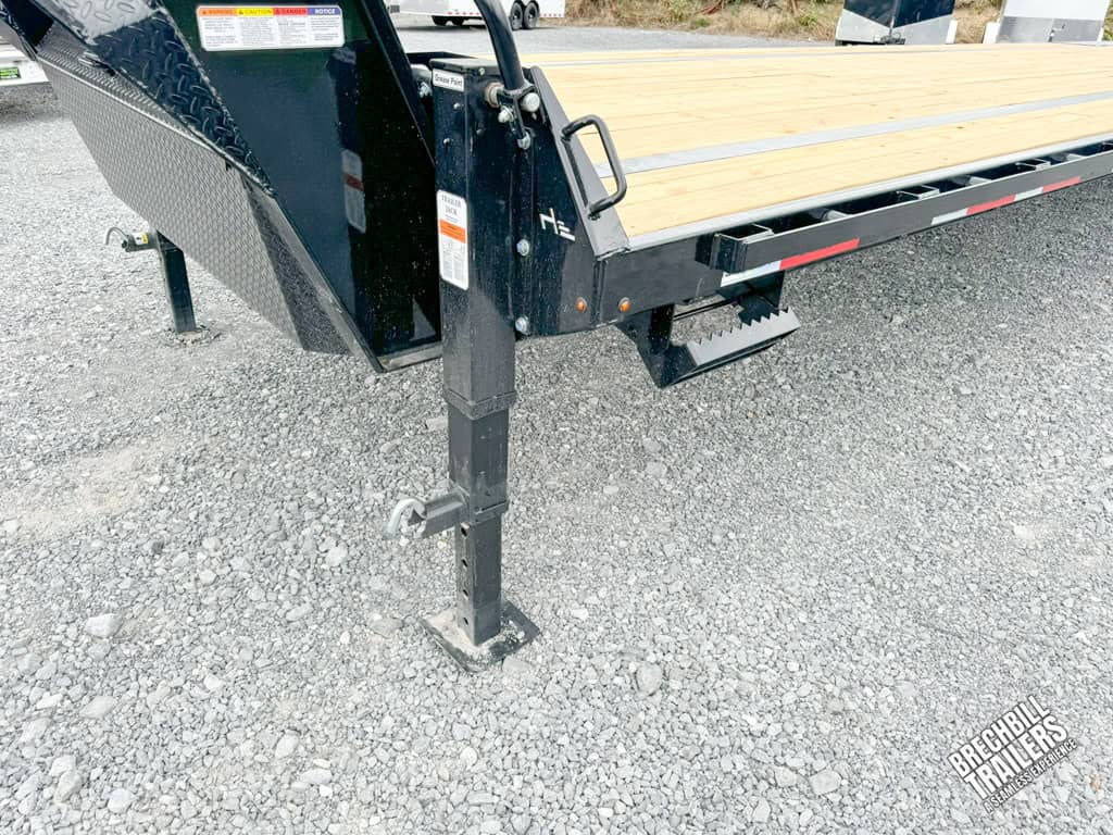 Dual jacks holding a parked ftz 40 trailer.