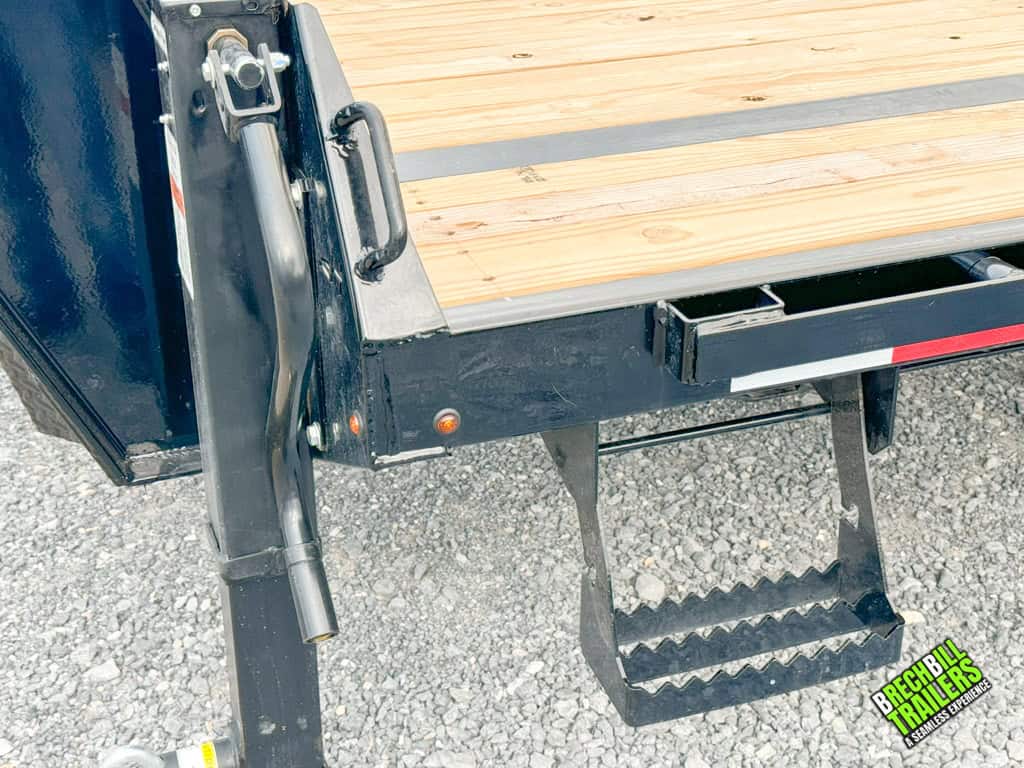 CLose up of the Horizon 36ft Deck Over Gooseneck Trailer