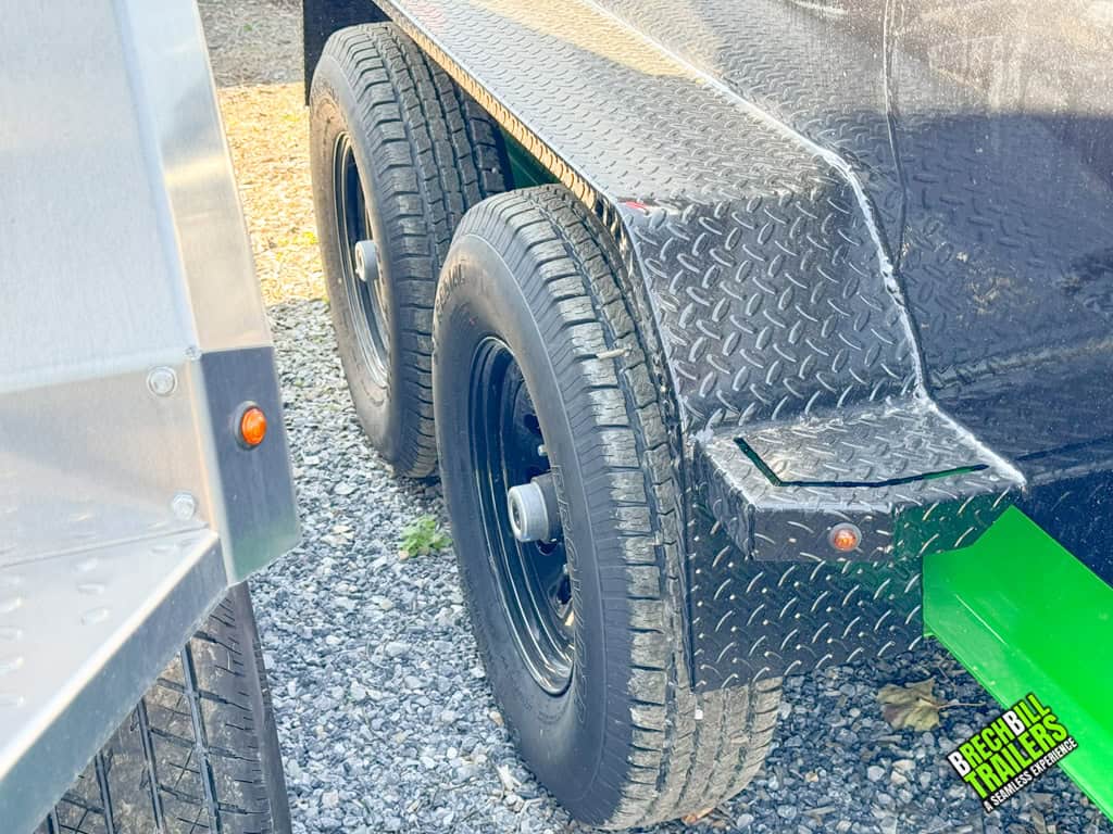 Wheels and fender on side of Horizon LZ7-16 dump trailer