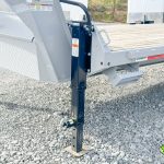 Dual jacks for easy parking of the Horizon trailer.