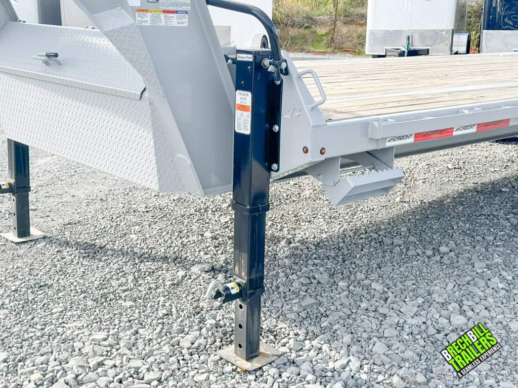 Dual jacks for easy parking of the Horizon trailer.