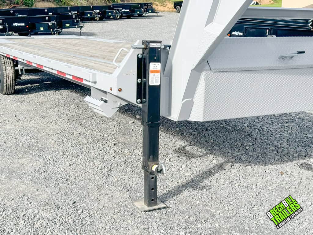 Front corner of the 26ft Horizon deck over trailer.