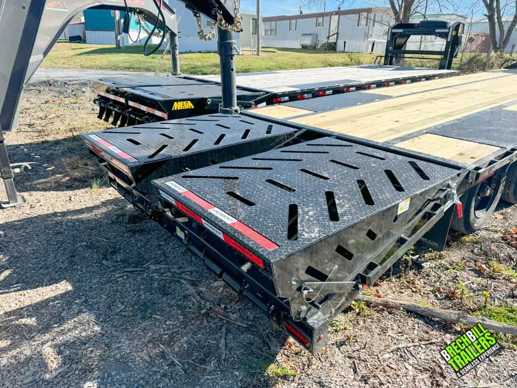 Mega ramps on the GN-FHZSS30 Horizon trailer.