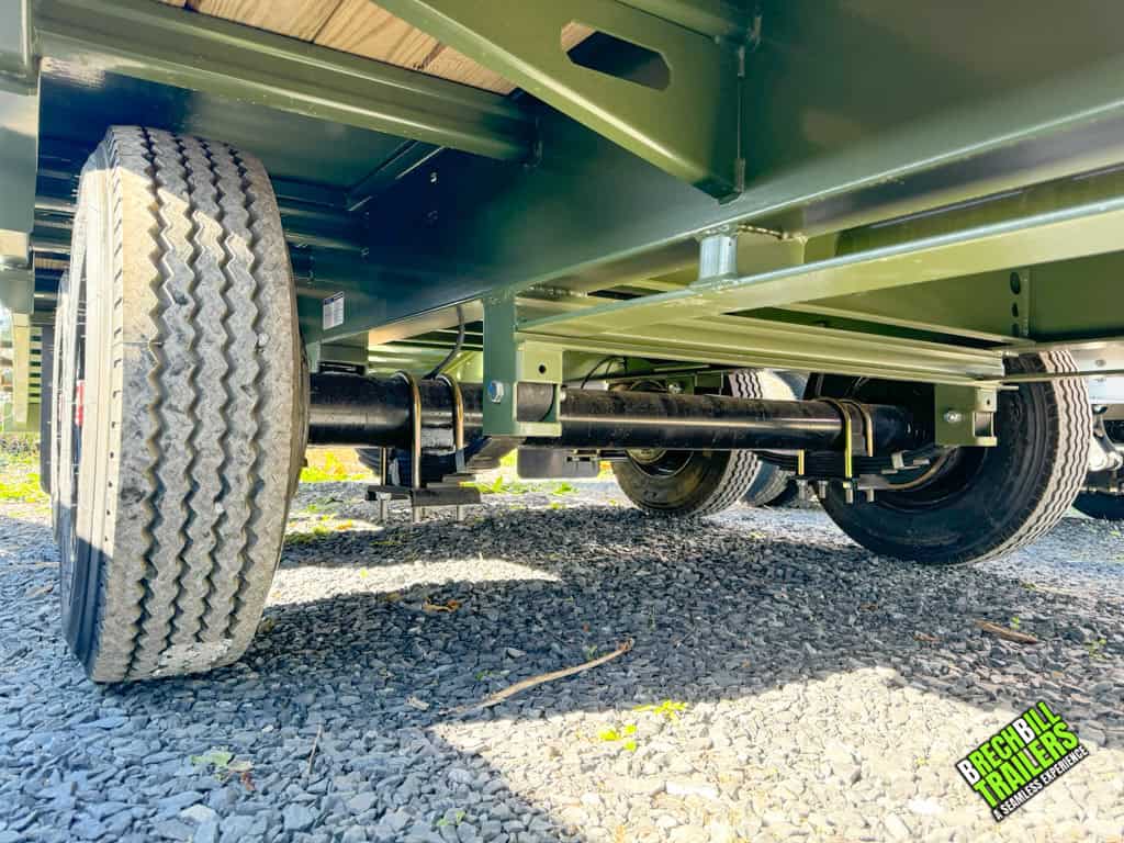 The axle, wheel, frame, and leaf springs on a GN-FHZSS30 deck over trailer