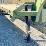 Black jack holding up a green Horizon 30ft long deck over trailer.