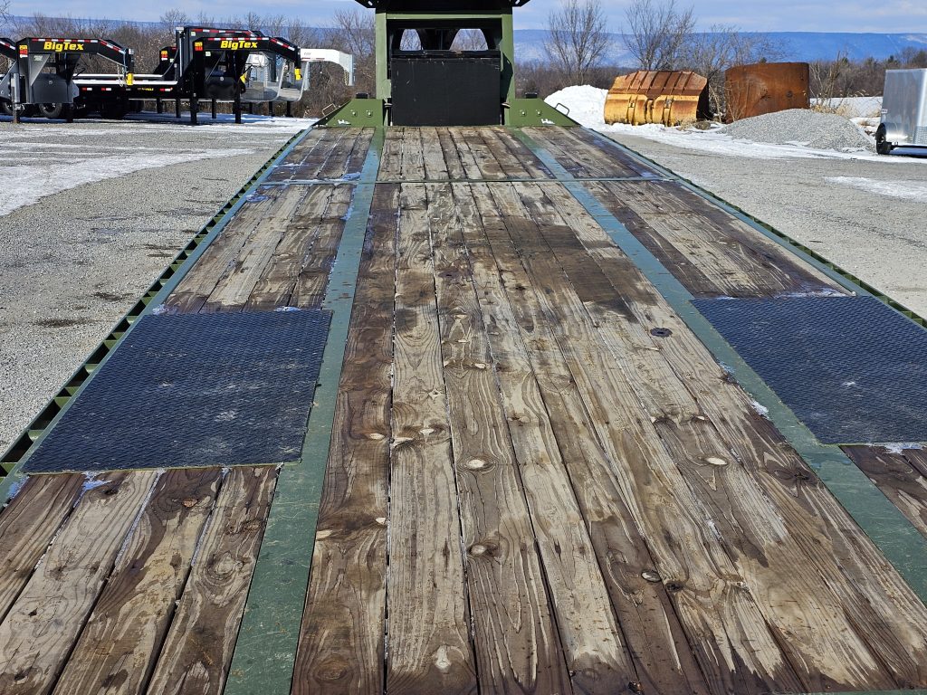 The floor condition on the flat deck gooseneck trailer