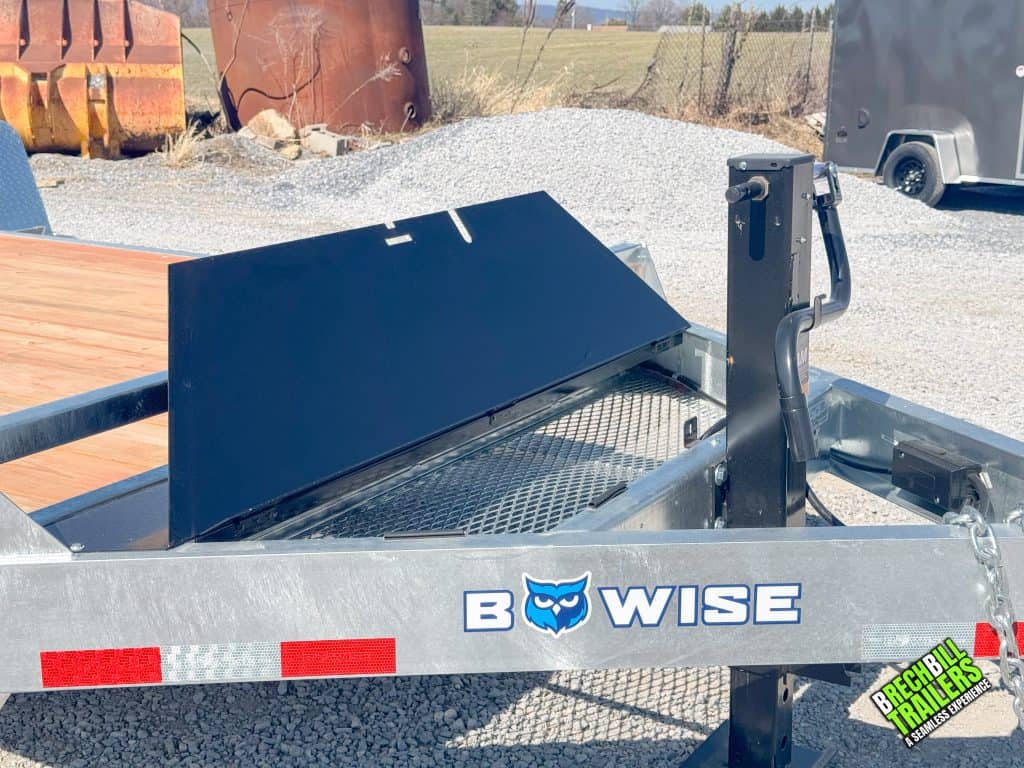 Jack and toolbox at the front of the trailer